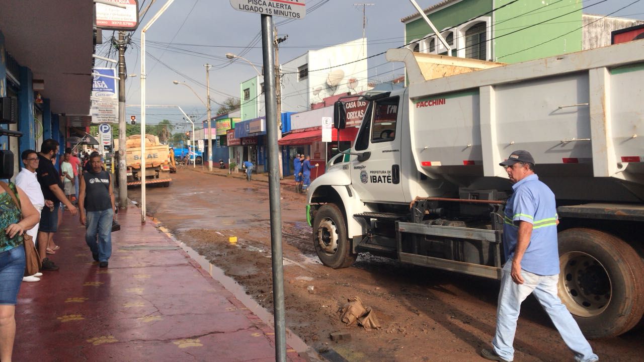 IBATÉ | Zé Parrella mostra solidariedade e envia caminhões para ajudar na limpeza de São Carlos