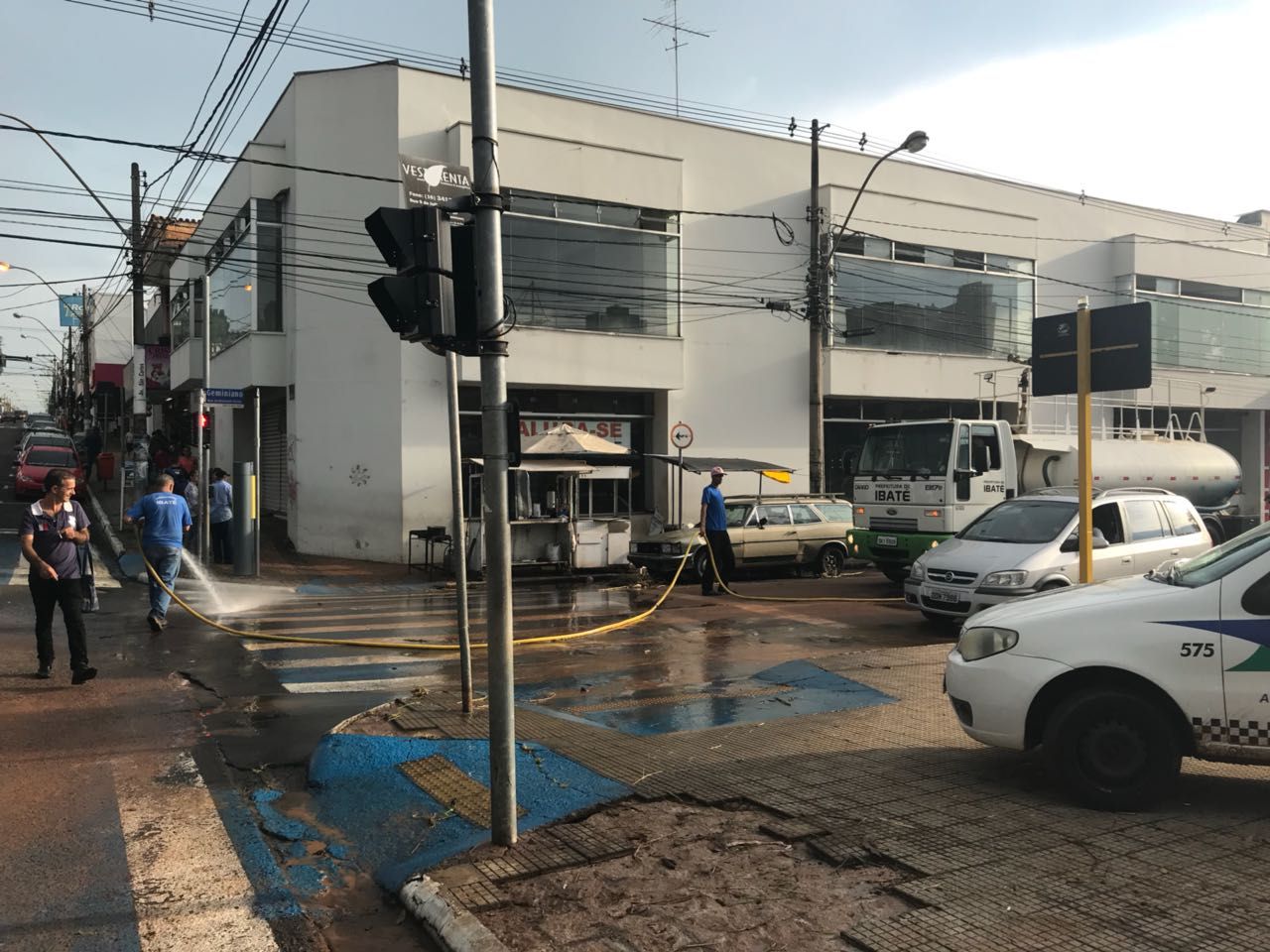 IBATÉ | Zé Parrella mostra solidariedade e envia caminhões para ajudar na limpeza de São Carlos
