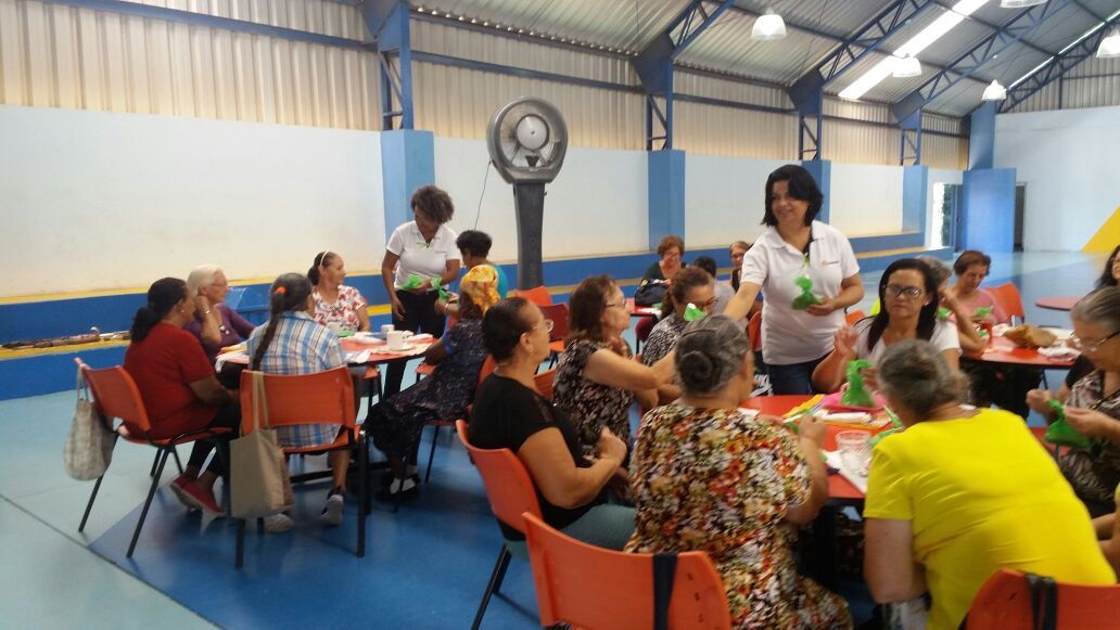 IBATÉ | Frequentadores do Centro de Convivência da Melhor Idade recebem lembranças de empresa