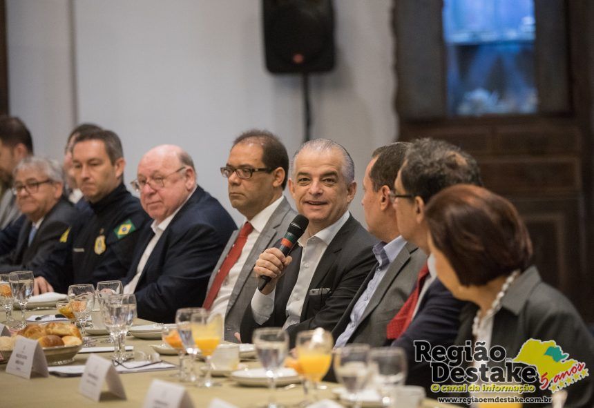 Café da manhã e assinatura de convenios