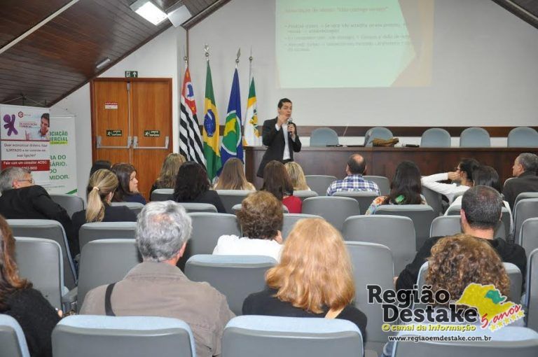 SÃO CARLOS | Empresários e empreendedores participam de palestra na ACISC