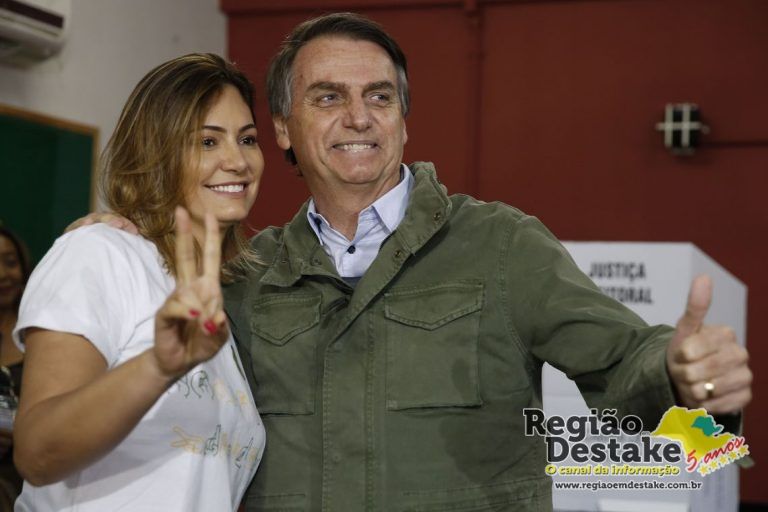 Acompanhado de agentes da PF e da mulher, Bolsonaro vota no Rio.