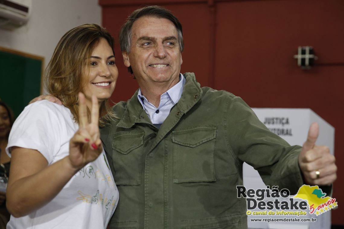 Acompanhado de agentes da PF e da mulher, Bolsonaro vota no Rio.