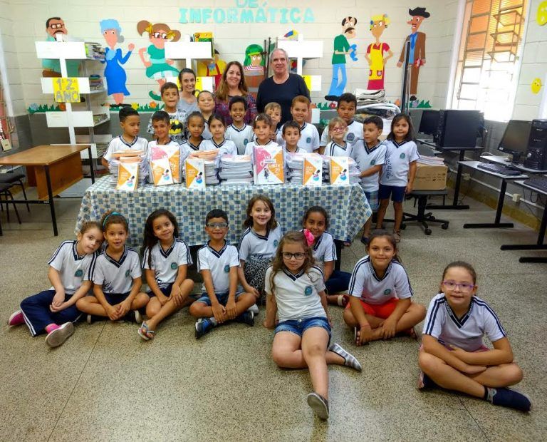 DOURADO | Alunos da Rede Municipal começam a receber o novo sistema apostilado