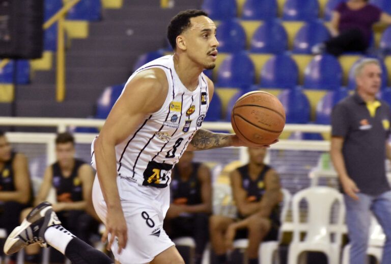 foto07 Gui Santos, AZ Basquete vence primeiro jogo das oitavas de final contra Praia Clube no Gigantão 20maio23 Tetê Viviani - Cópia