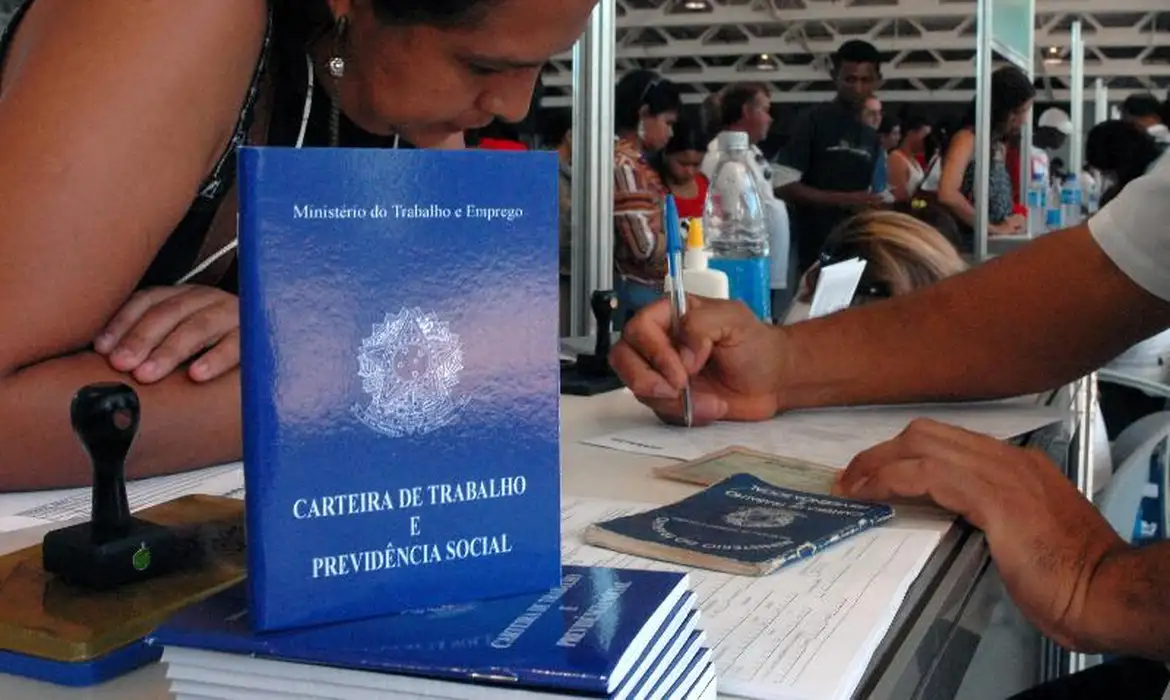 Consumoaquecidoimpulsionageraodeempregosmasacendealertaparaainflao_0533142001733251895.webp