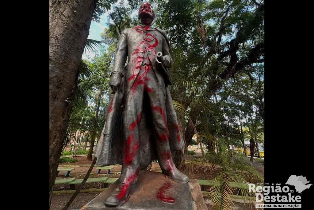 ESTATUA01