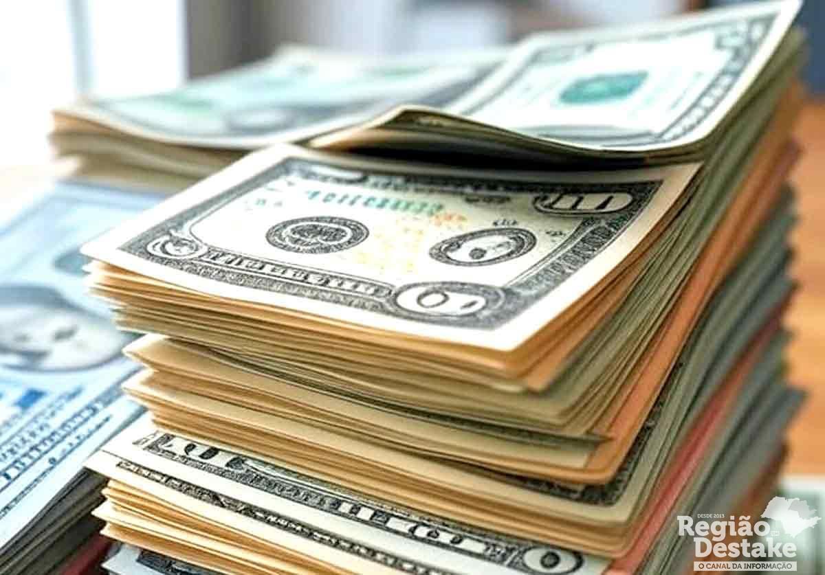 DOLARES