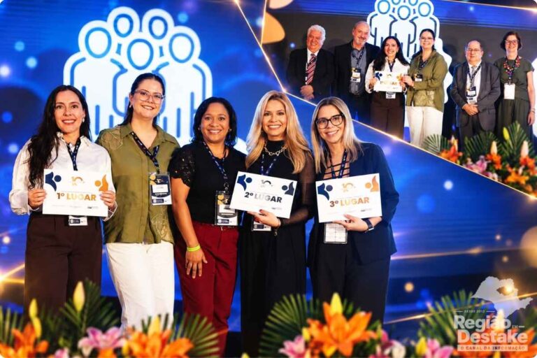Jornalistas Karine Teixeira e Geovana Alves representam a Santa Casa de São Carlos em premiação estadual de boas práticas em Recursos Humanos.